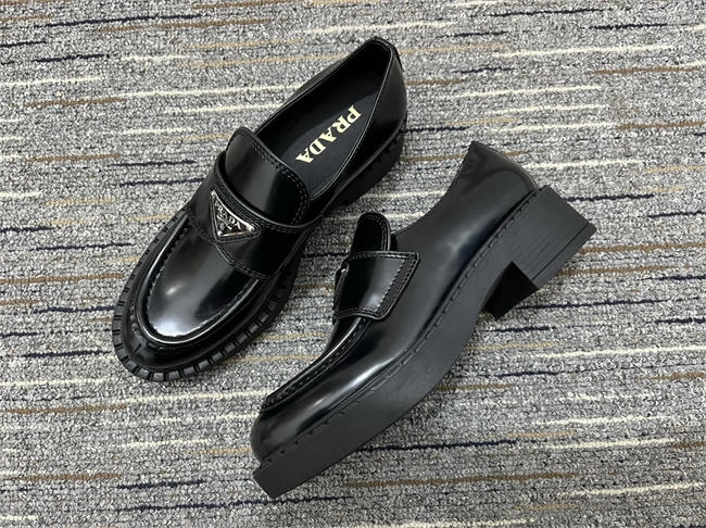Breathable Prada Loafer Women 3340